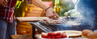 Aggrediti dai vicini mentre grigliano la carne