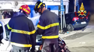 Scontro frontale tra due auto a Osimo, sei giovani finiscono in ospedale