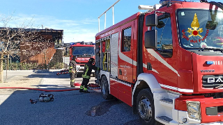 Ancona, in fiamme copertura centro commerciale: vigili del fuoco al lavoro