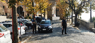 Truffa con false criptovalute e furto in negozio: quattro denunce nel Tolentinate