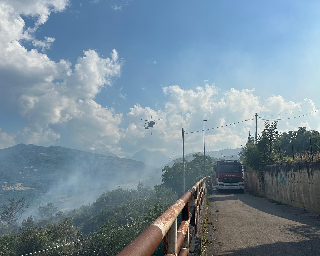 Incendio a Villa Vallucci: fiamme minacciano le abitazioni, intervento massiccio dei soccorsi