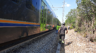 Finisce sotto un treno a Marzocca, vittima un 27enne pesarese