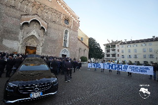 Striscione del Pescara ai funerali di Galeone, presenti anche Allegri e Giampaolo