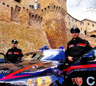 JESI – Si scaglia contro i carabinieri e li minaccia, arrestato un 25enne