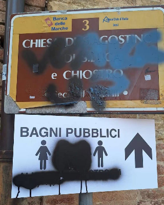 Jesi - Imbrattato il cartello dei bagni pubblici: cancellati simboli di disabilità e "no gender"