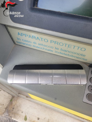Ancona - Sventato furto di banconote allo sportello Postamat di via Maratta