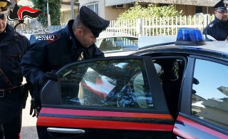 Aggredisce la moglie e si barrica in casa, arrestato 67enne per maltrattamenti e resistenza