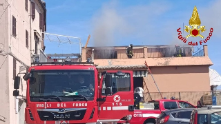 Incendio nel sottotetto a Offagna, intervento dei Vigili del fuoco