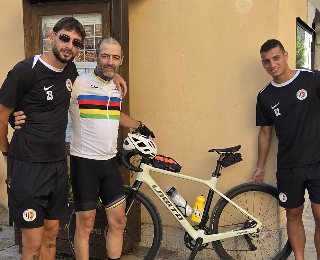 Calcio Serie B - A Norcia in bici per amore dell’Ascoli: l’impresa del tifoso Nerio Masia