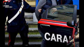 Lo adescano su chat incontri per rapinarlo: convalidati arresti per tre rumeni