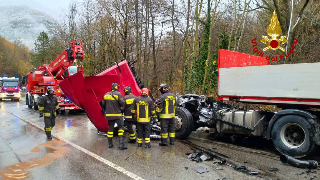 Arquata - Contro un muro sulla Salaria, tir si "spezza" in due