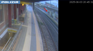 Pesaro - Poliziotto salva un uomo sui binari un attimo prima che arrivi il treno