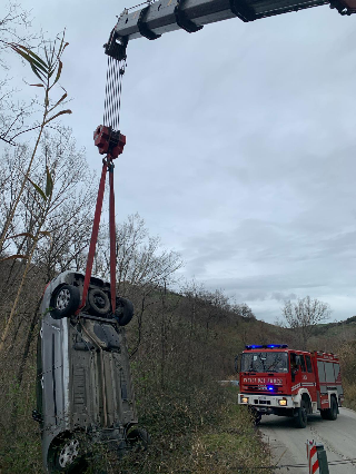 Atri - Auto in bilico lungo la scarpata, donna soccorsa dai vigili del fuoco