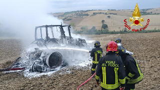 Jesi - Trattore avvolto dalle fiamme, paura nelle campagne di Sant’Amico