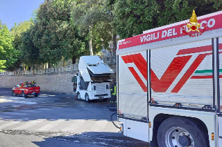 Macerata - Autospazzatrice in fiamme ai giardini Diaz, in azione i vigili del fuoco