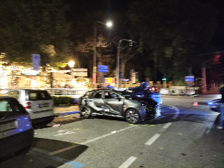 Pesaro - Inseguimento in centro, polizia blocca marocchino con auto piena di hashish