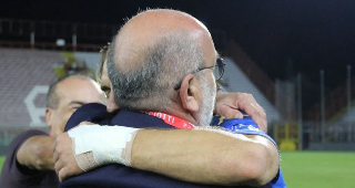 Samb, è tornato Re Leone Sbaffo: l’abbraccio con Massi