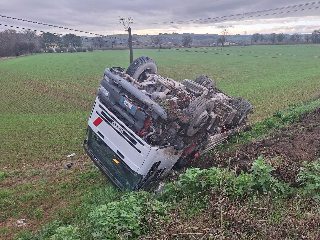 Senigallia – Tir fuoristrada per evitare furgone, occupanti del mezzo pesante sotto choc