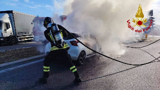 Monsampolo - Auto in fiamme sull’Ascoli-Mare, vigili del fuoco in azione