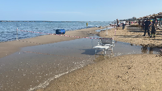 San Benedetto del Tronto - Barile di petrolio si arena sulla spiaggia: dispersa parte del contenuto
