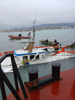 San Benedetto – Molo sud chiuso per il recupero del “San Gerardo”, il peschereccio naufragato al porto