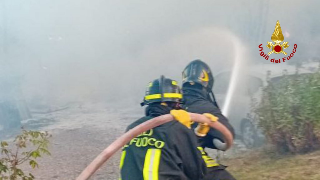 Fiamme in un capanno agricolo, vigili del fuoco in azione all’alba