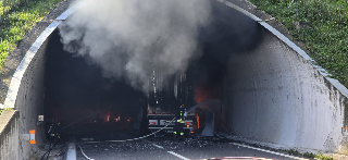 A14 - Scontro tra due camion e un'auto,  fumo e fiamme dalla galleria: traffico bloccato