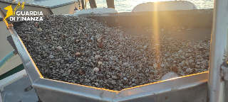 Pescara – Pesca di frodo, la Finanza sanziona una vongolara