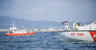 Collisione tra due pescherecci al largo di Civitanova, soccorsi da guardia costiera