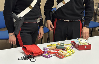 Oltre 2,5 kg di hashish nello zaino: 20enne arrestato dopo la fuga