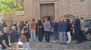 Jesi - Incredulità e lacrime per l’addio alla piccola Camilla