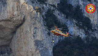 Ancona - Cade al Foro degli Occhialoni, recuperato dal Soccorso Alpino