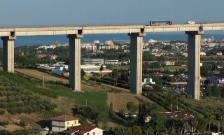 Tragedia sul viadotto del Salinello: giovane vola giù dal viadotto