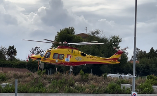 Investe 20enne alla fermata poi si schianta contro un muretto: doppio incidente sulla Faleriense