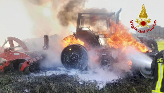 San Lorenzo in Campo - Mezzo agricolo avvolto dalle fiamme: due autobotti per domare incendio
