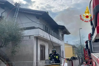 Cartoceto - In fiamme il tetto di un’abitazione, due famiglie fuori di casa