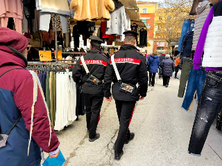 Fabriano - Carabinieri di quartiere tra i banchi del mercato per prevenire reati