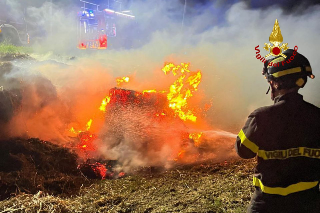 Fermo - Rotoballe a fuoco nella notte, spento rogo dai vigili del fuoco