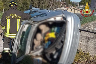 Finisce contro il guardrail, poi si ribalta: ferito estratto dal tetto dell’auto