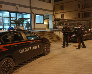 Rissa con bastoni e sedie a Tolentino, sei egiziani arrestati