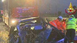 Pauroso schianto sulla SS16 a Montemarciano: uno dei feriti estratto dalle lamiere