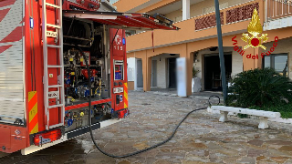 Numana - Paura a Marcelli: incendio in un locale, intervengono i vigili del fuoco