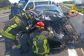 Loreto - incidente sull’A14: un ferito estratto dai vigili del fuoco