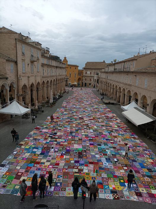 Fermo - Coperte in piazza del Popolo contro la violenza di genere