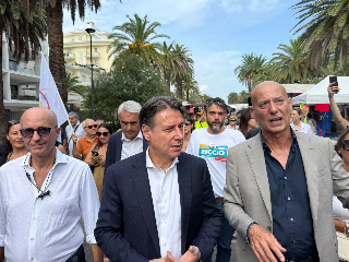 Conte a San Benedetto, tra selfie e mercato: «Sosteniamo Ricci, serve un cambio in sanità»