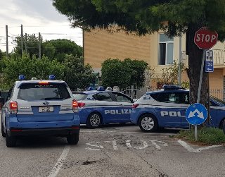 Ancona, in vista del G7 la Polizia di Stato compie attività porta a porta in zona di massima sicurezza