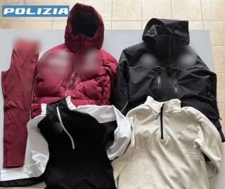 Senigallia - Rubano tute da sci, coppia smascherata dai selfie in vacanza