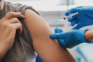 Finte vaccinazioni anti-covid ad Ancona: 77 indagati verso il processo