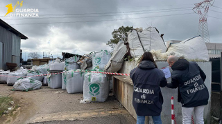 Pesaro - Scoperta discarica abusiva con rifiuti pericolosi: sequestrata area industriale
