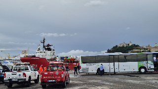 Ancona - Sbarcati i 276 migranti della Ocean Viking: tra loro tre neonati e 85 minori non accompagnati